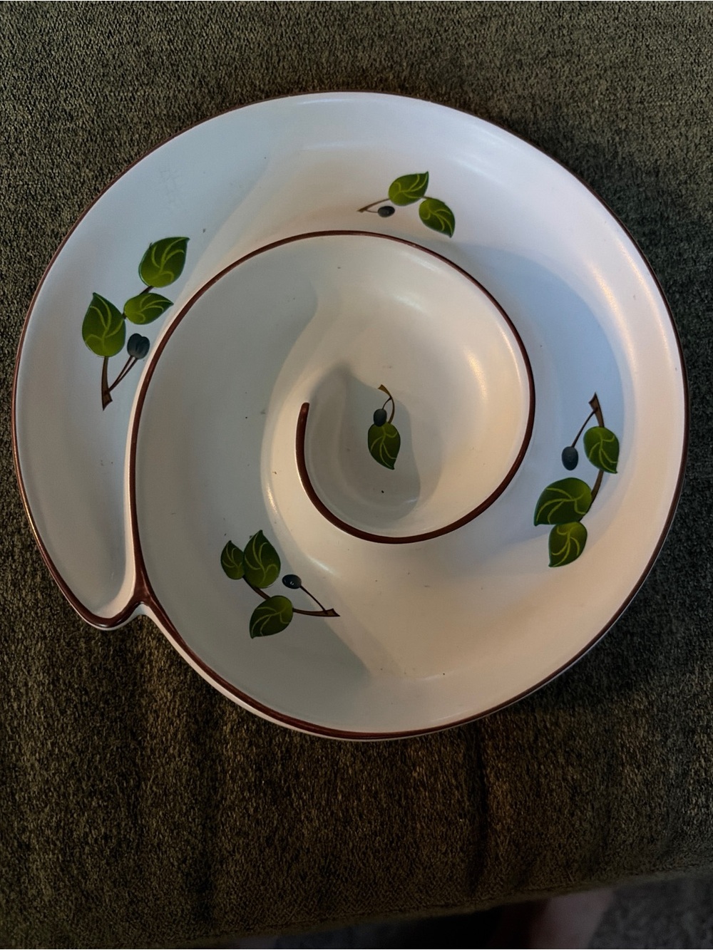 Stonfeld’s China Ceramic Spiral Divided Serving Dish with Green Leaf Design